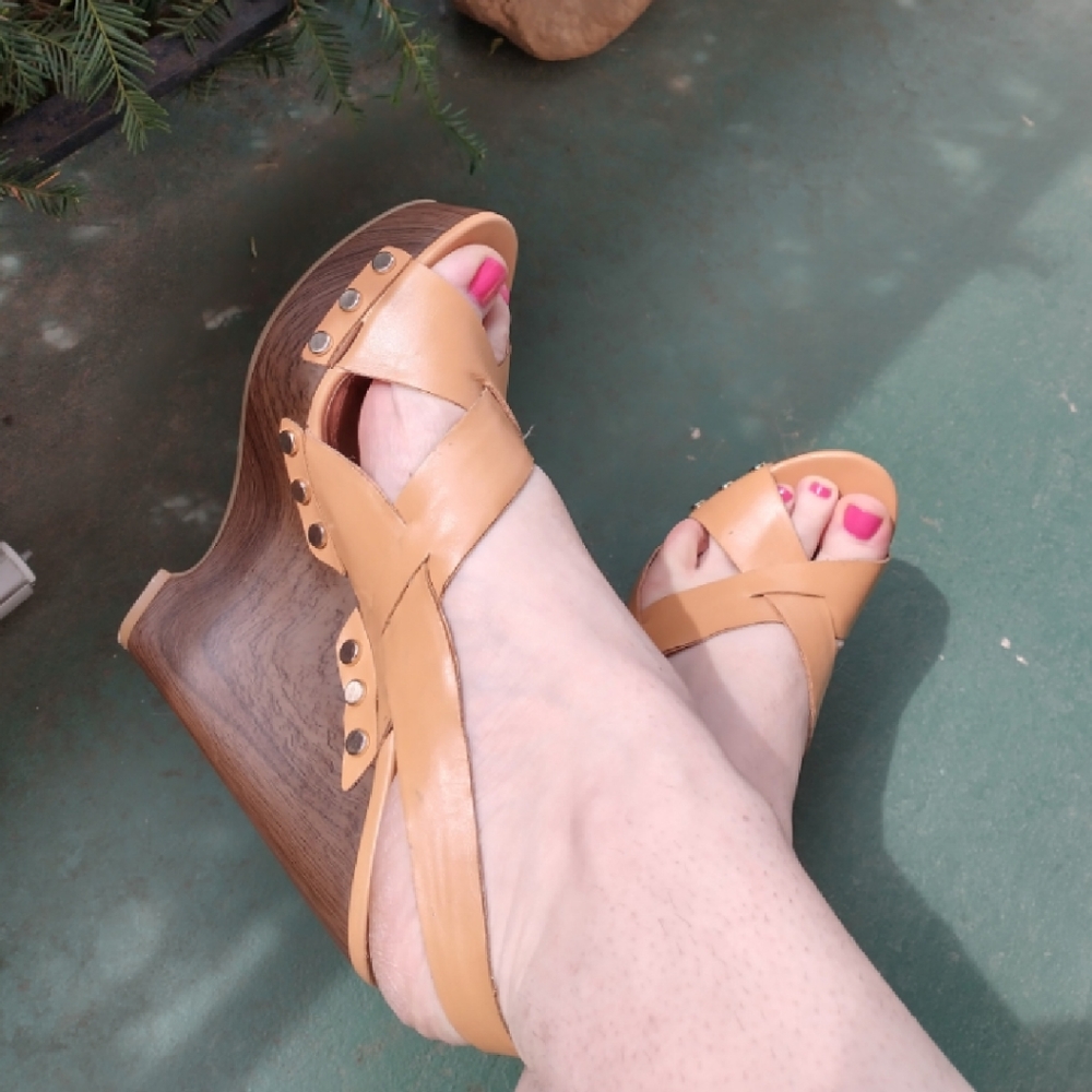 Y2K BCBG Tan Sandal Wedges, size 8 - Picture 7 of 14